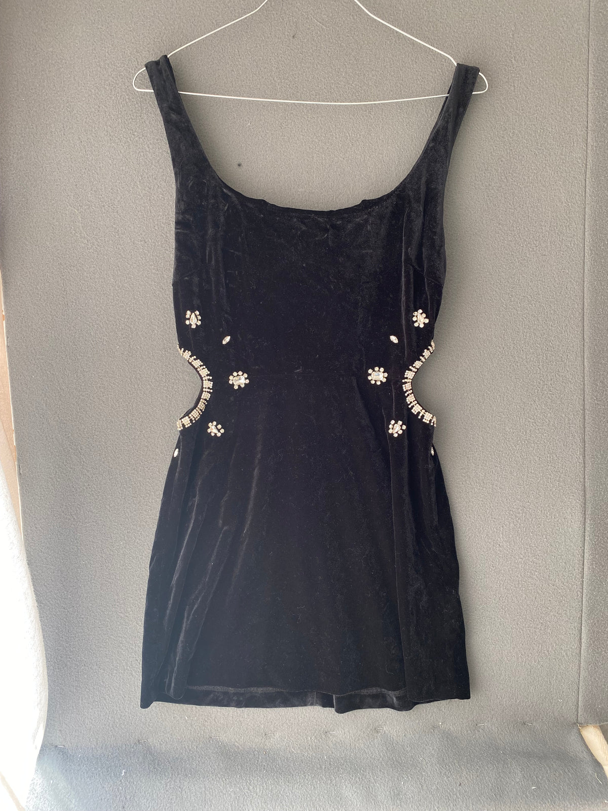 Robe en velours noire à découpes et strass