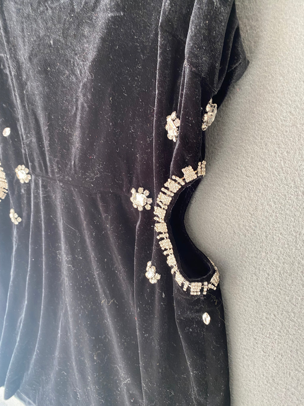 Robe en velours noire à découpes et strass