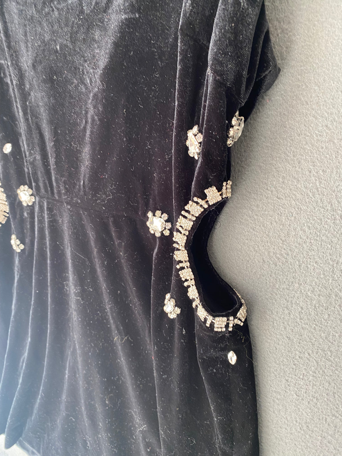 Robe en velours noire à découpes et strass