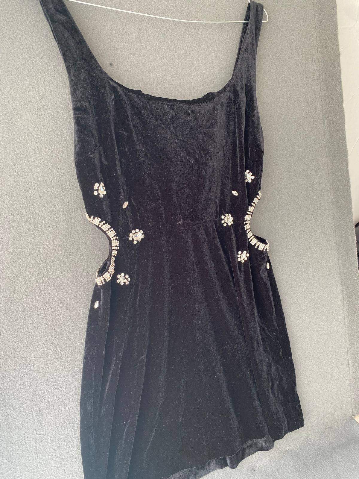 Robe en velours noire à découpes et strass