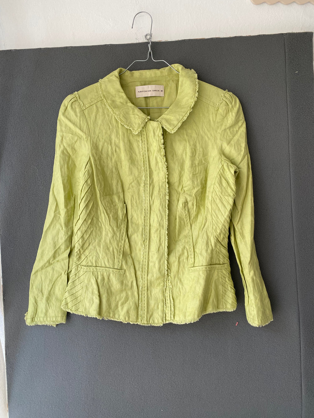 Veste cintrée vert anis à bords frangés