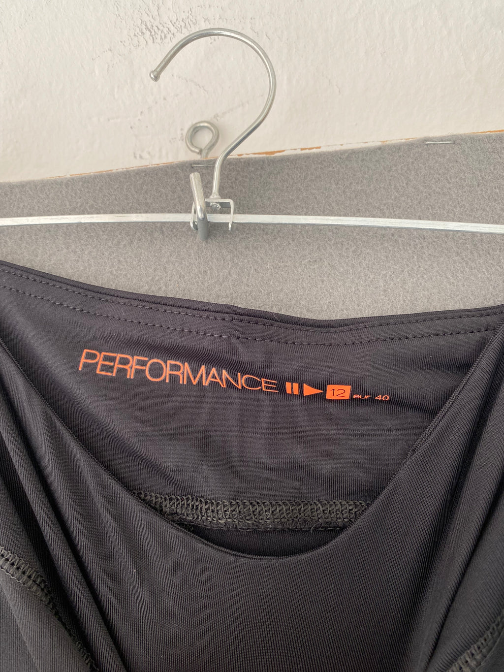 Pantalon de sport noir à bandes violettes