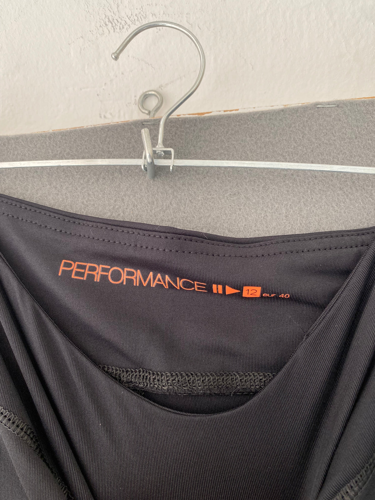 Pantalon de sport noir à bandes violettes