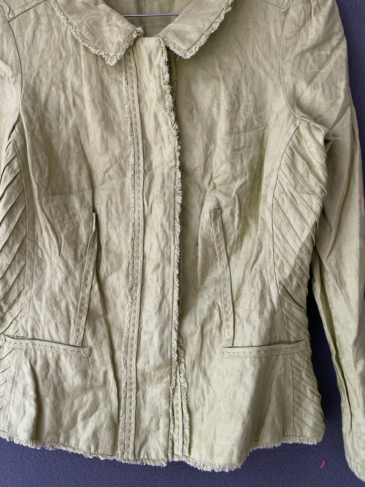 Veste cintrée vert anis à bords frangés