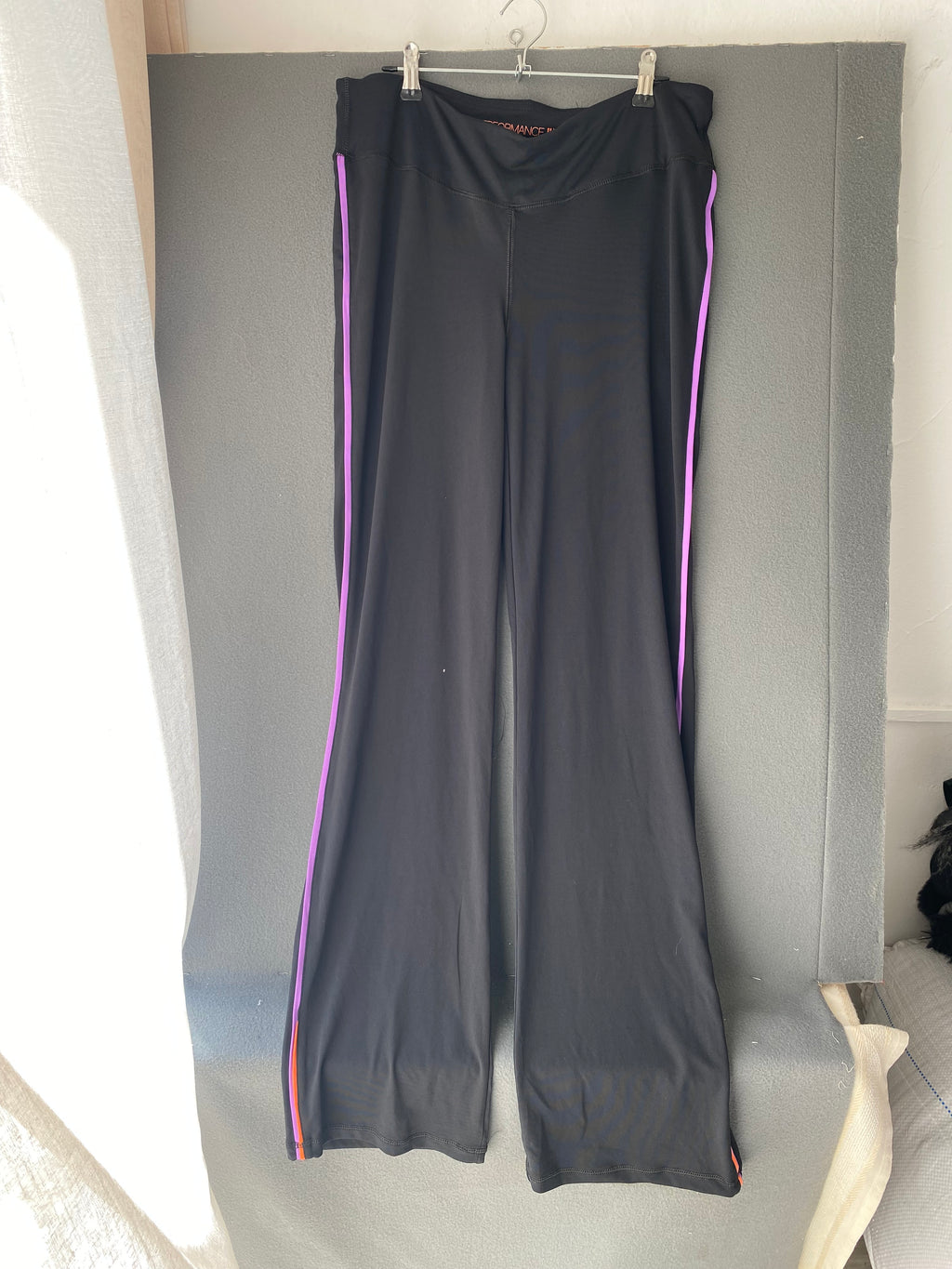 Pantalon de sport noir à bandes violettes
