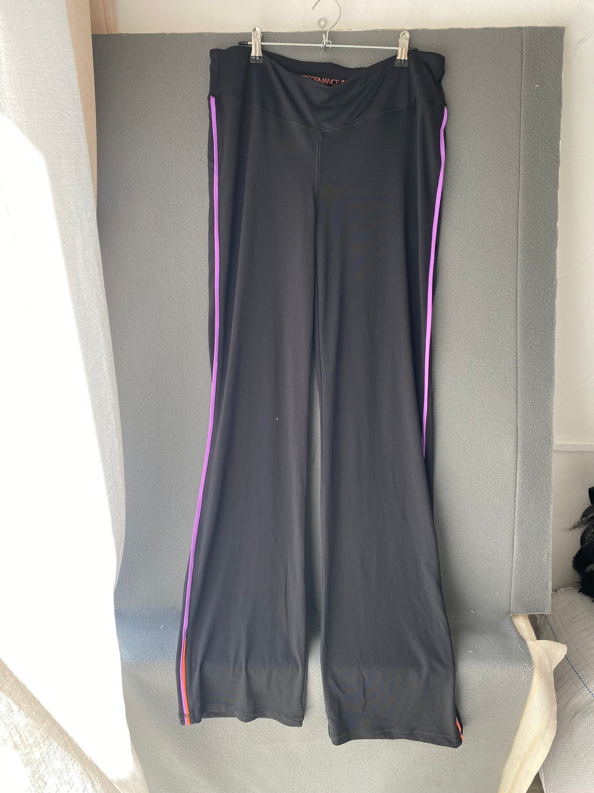 Pantalon de sport noir à bandes violettes