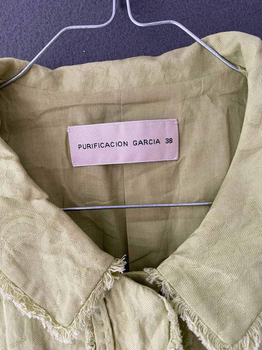 Veste cintrée vert anis à bords frangés