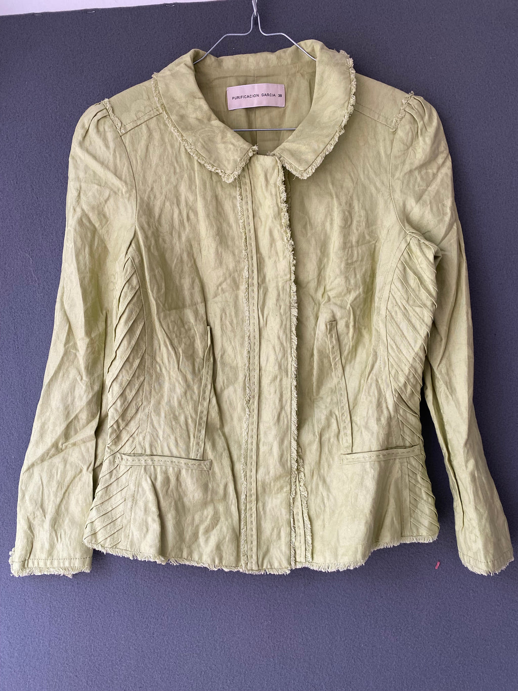 Veste cintrée vert anis à bords frangés
