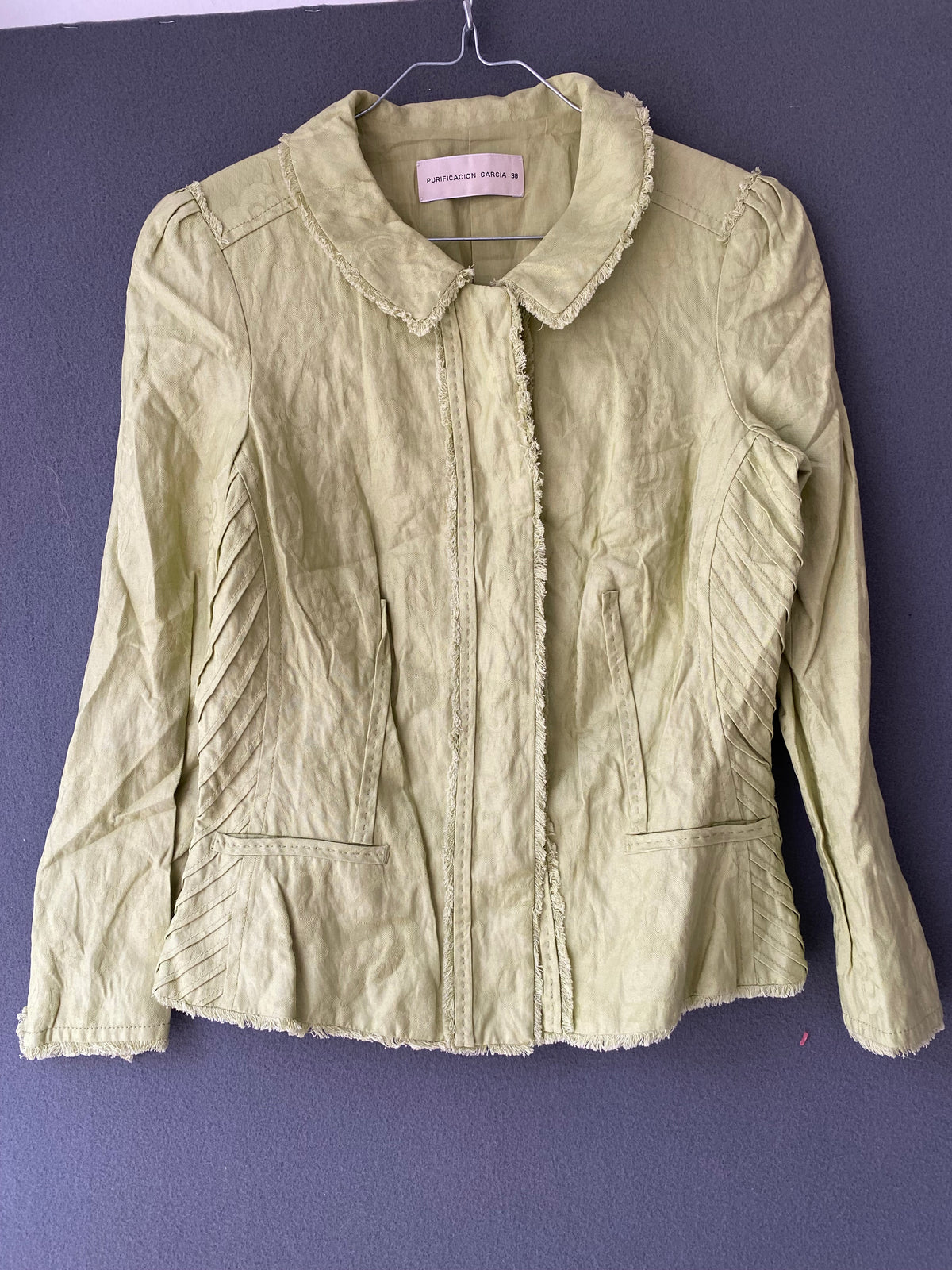 Veste cintrée vert anis à bords frangés
