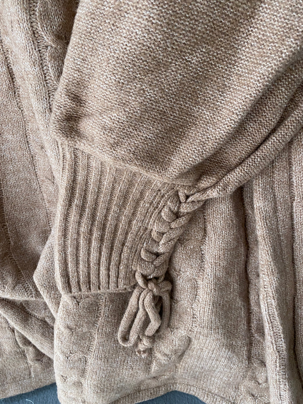 Robe pull camel à torsades et col V