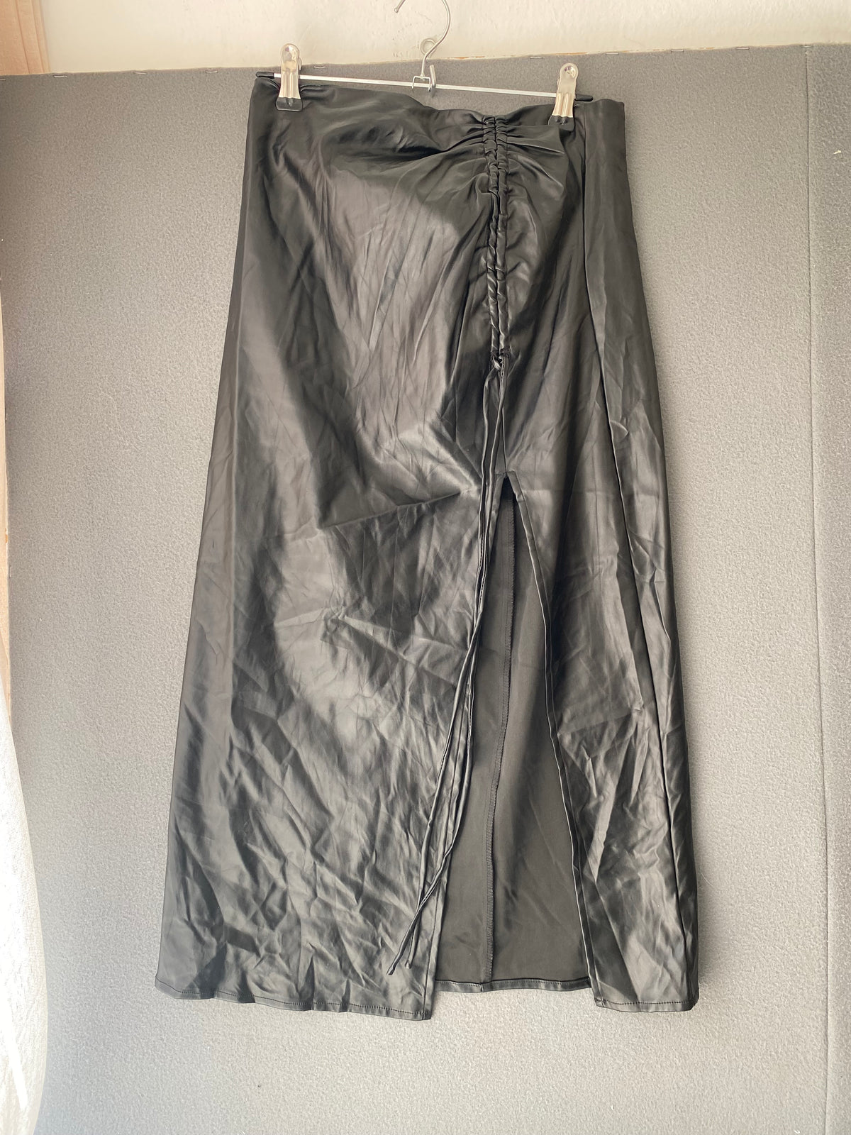 Jupe midi en simili cuir noire froncée à fente