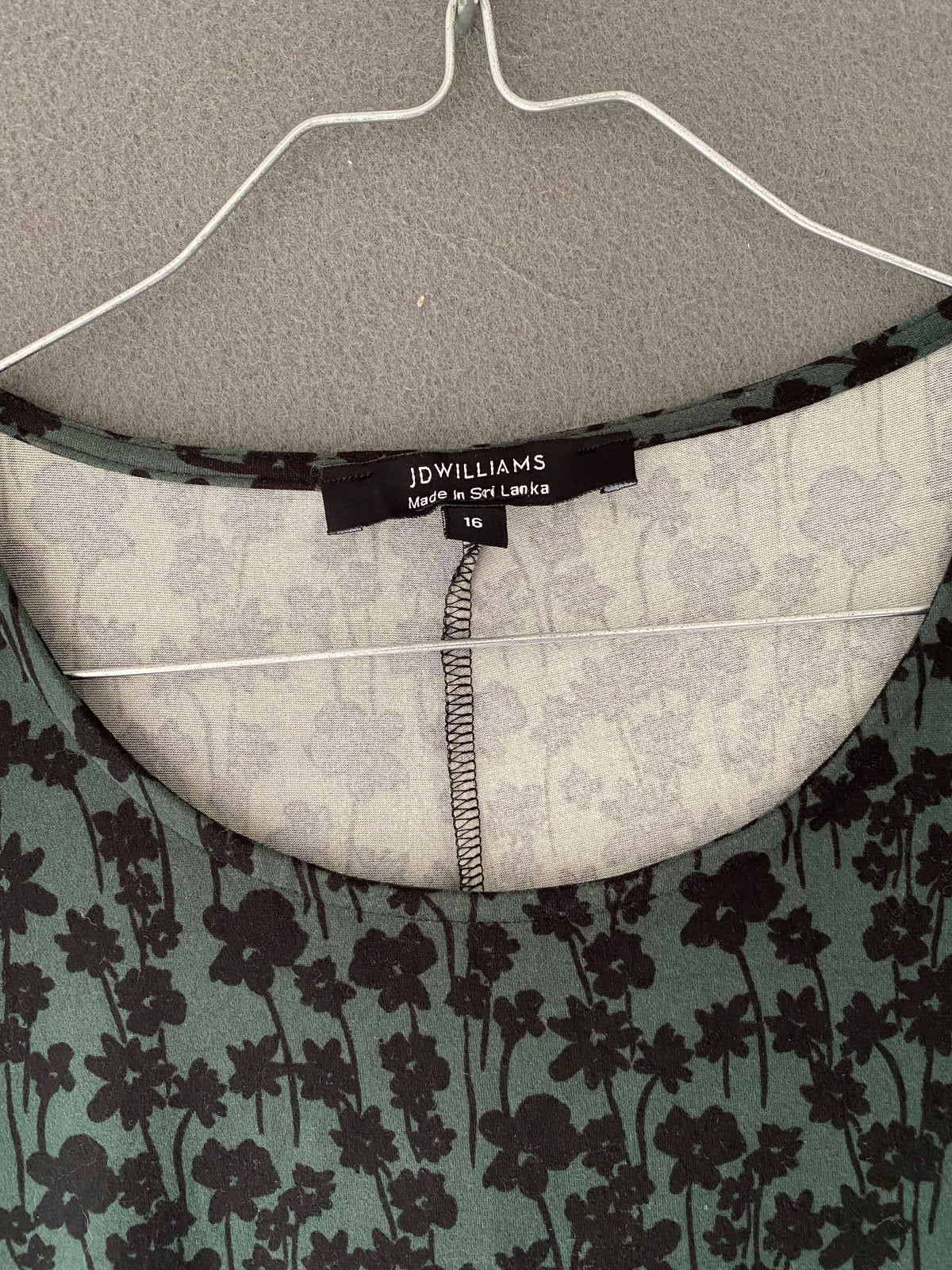Robe trapèze verte à petites fleurs noires