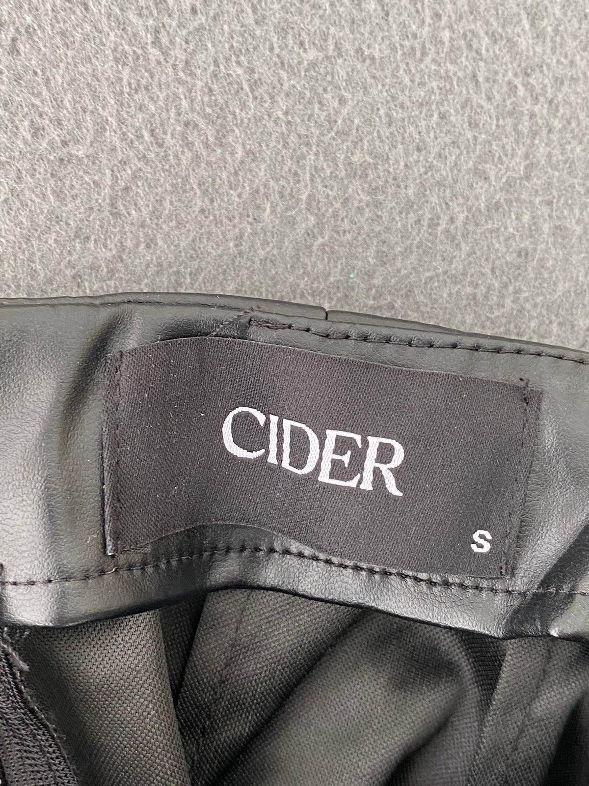 Jupe midi en simili cuir noire froncée à fente