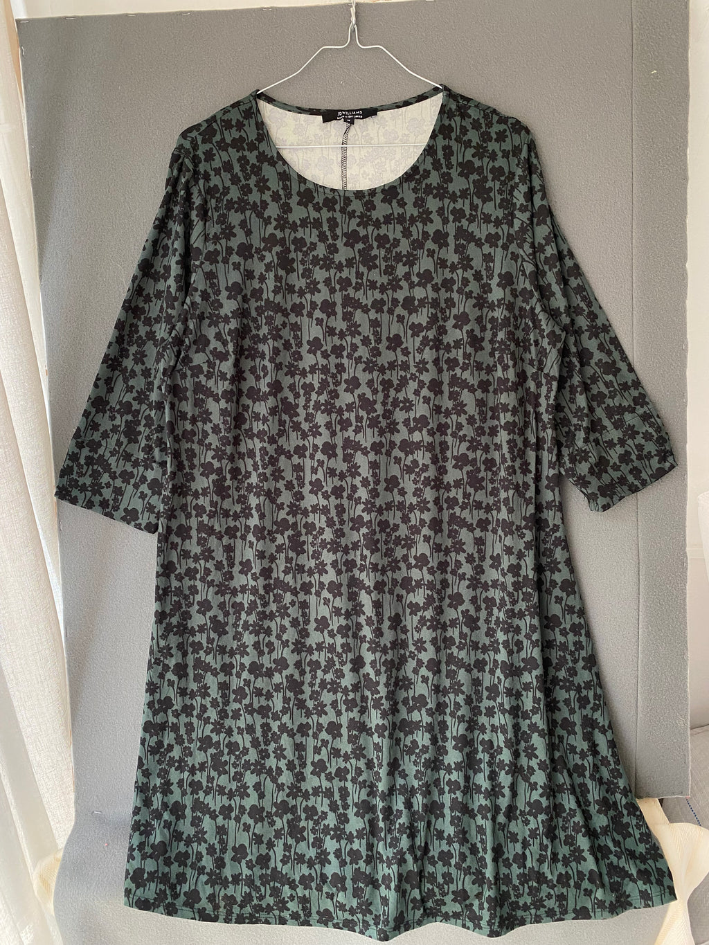 Robe trapèze verte à petites fleurs noires
