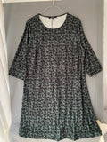 Robe trapèze verte à petites fleurs noires