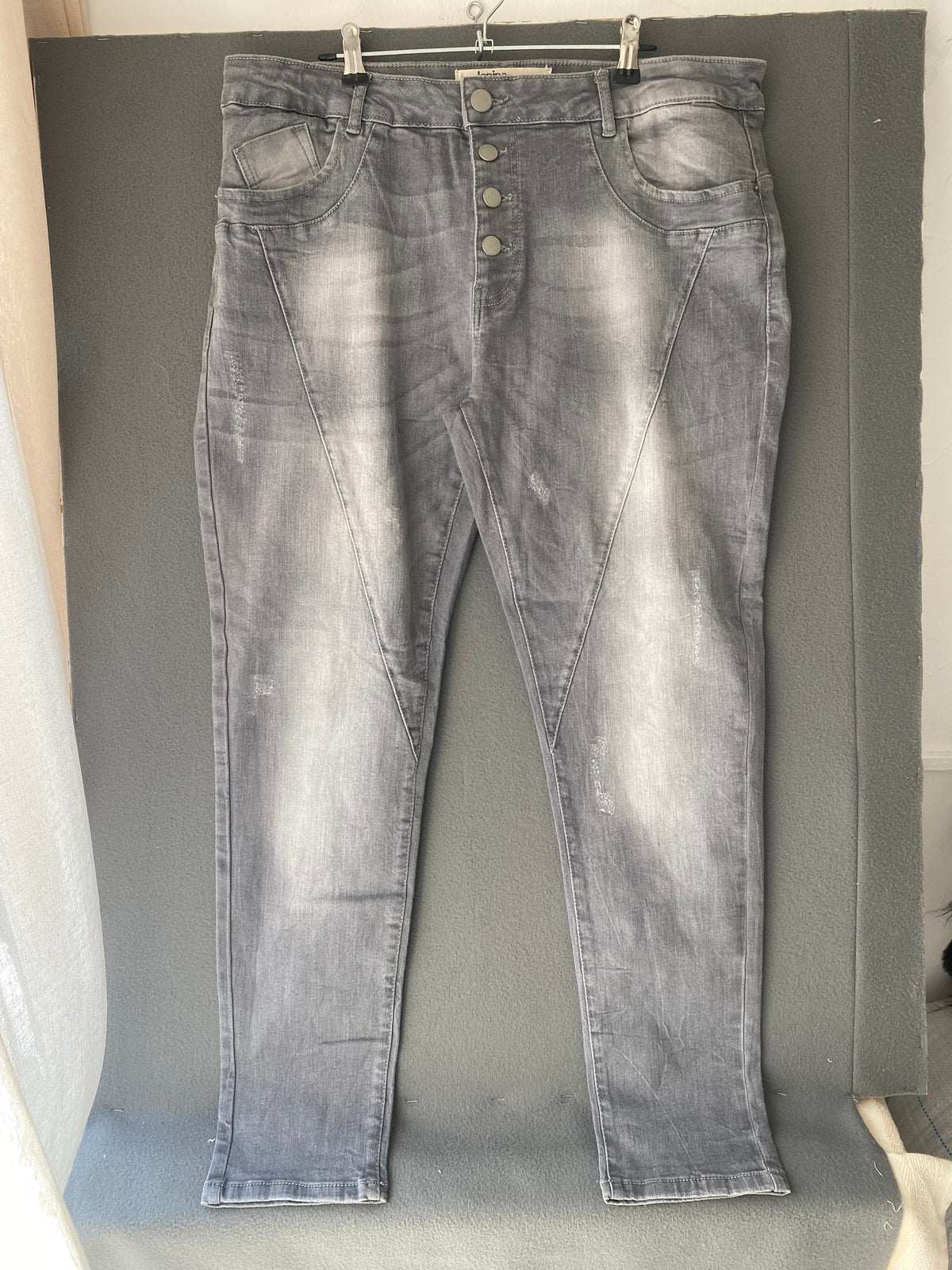 Jean gris délavé à boutons coupe carotte