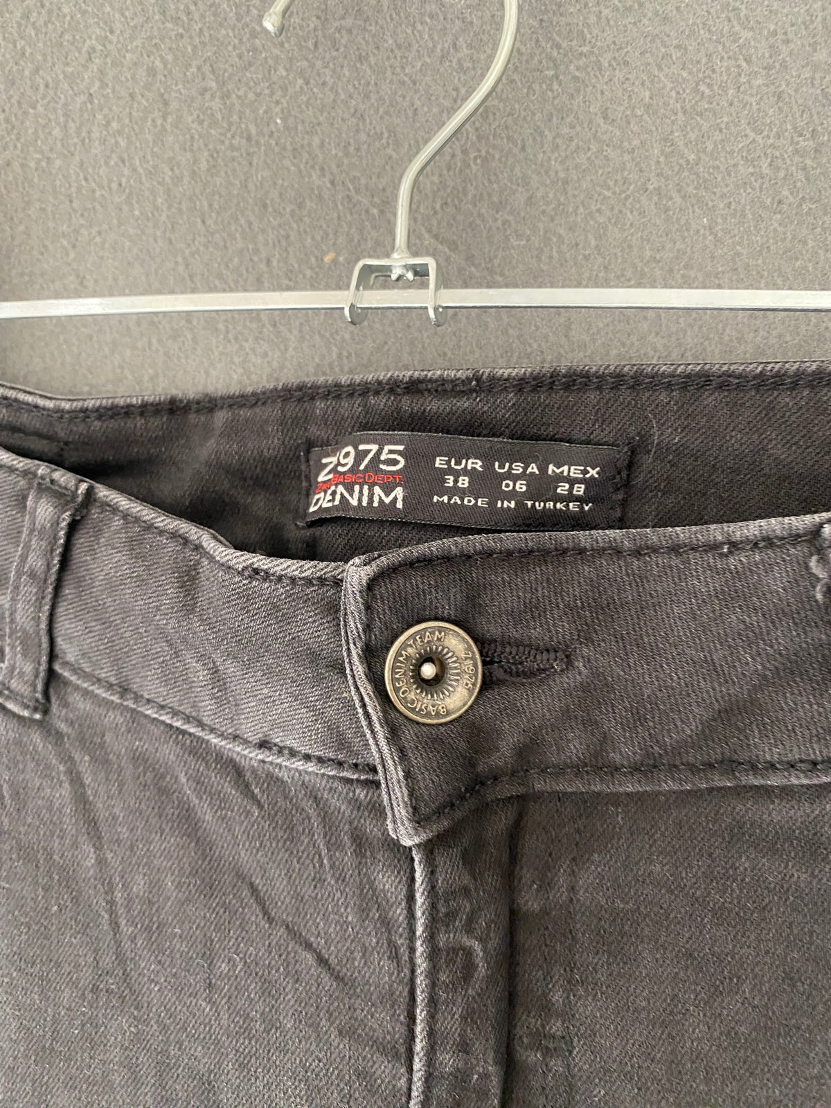 Jean skinny noir délavé à genoux surpiqués
