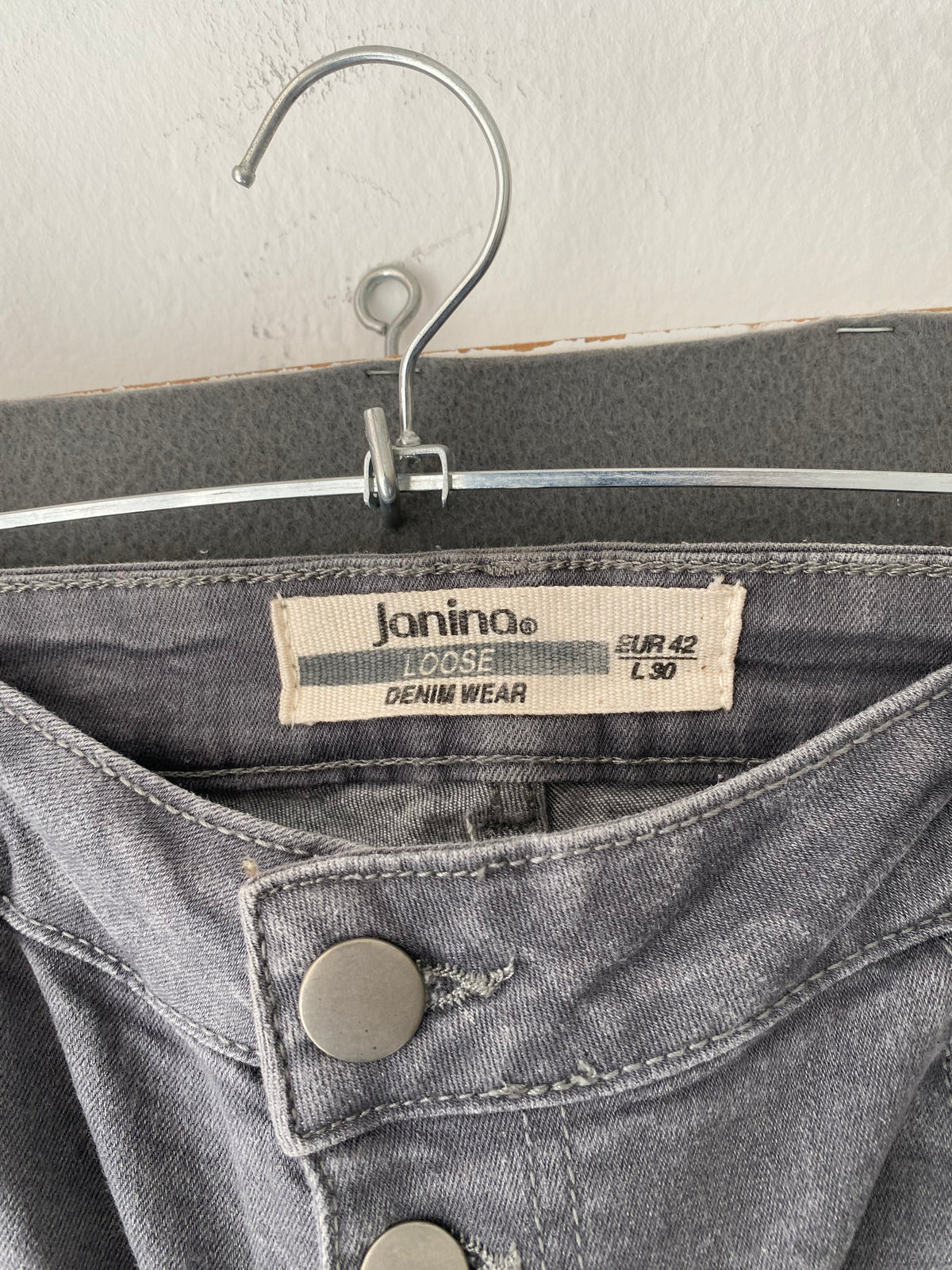 Jean gris délavé à boutons coupe carotte