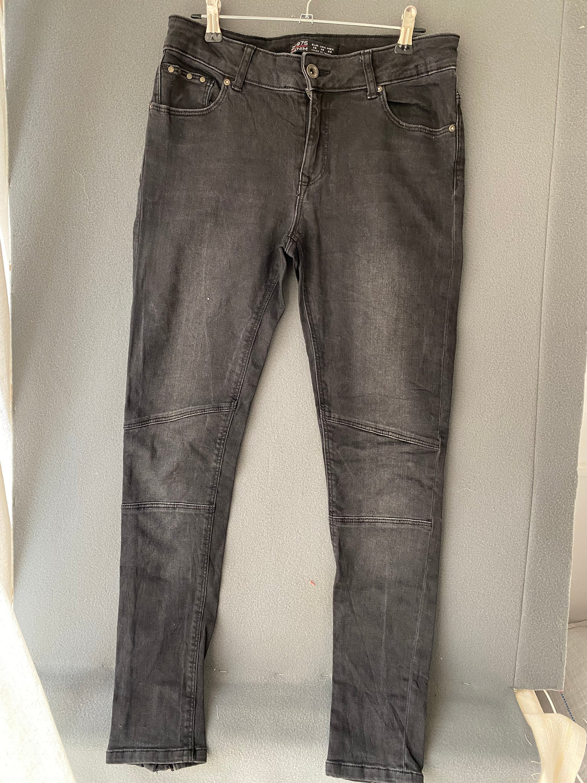 Jean skinny noir délavé à genoux surpiqués