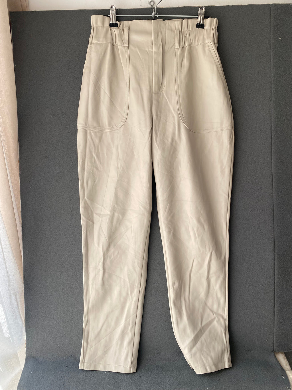 Pantalon en simili cuir écru taille paperbag