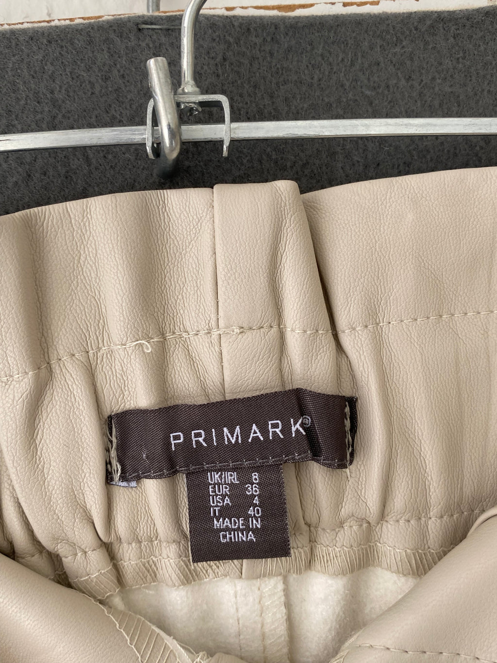Pantalon en simili cuir écru taille paperbag