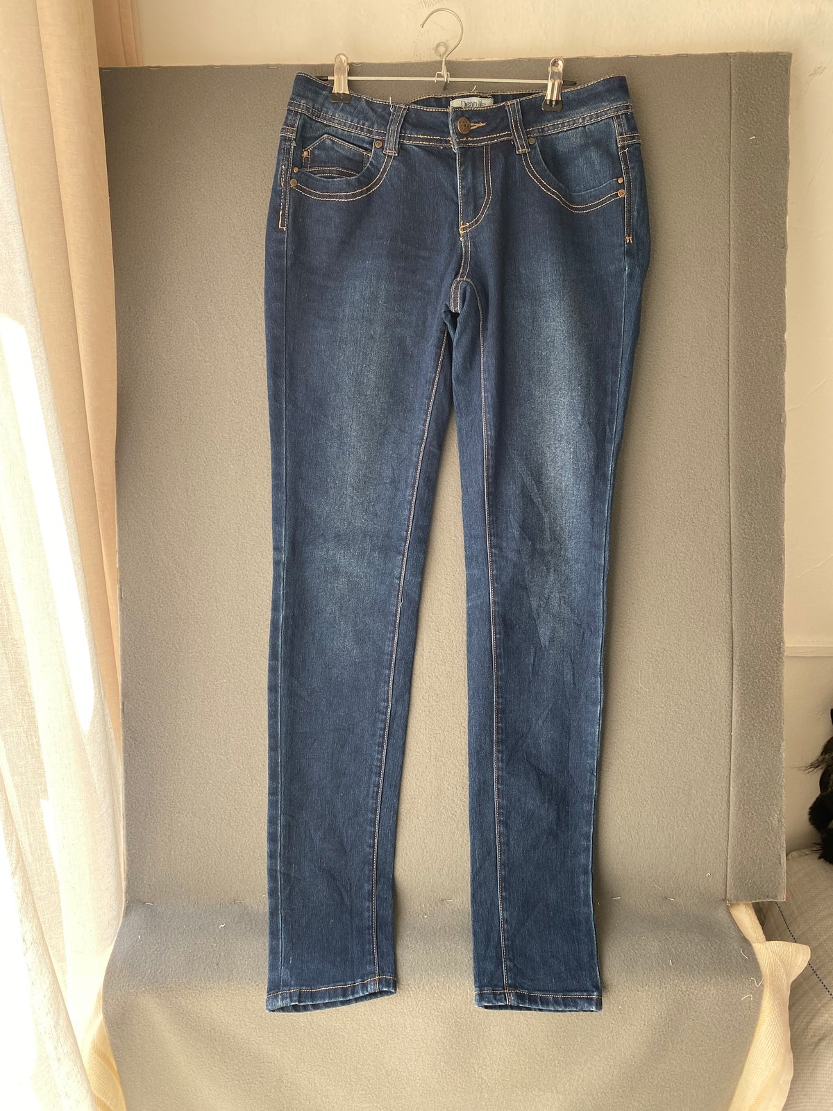 Jean skinny bleu à surpiqûres contrastées