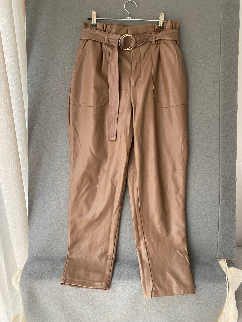 Pantalon en simili cuir marron taille paperbag
