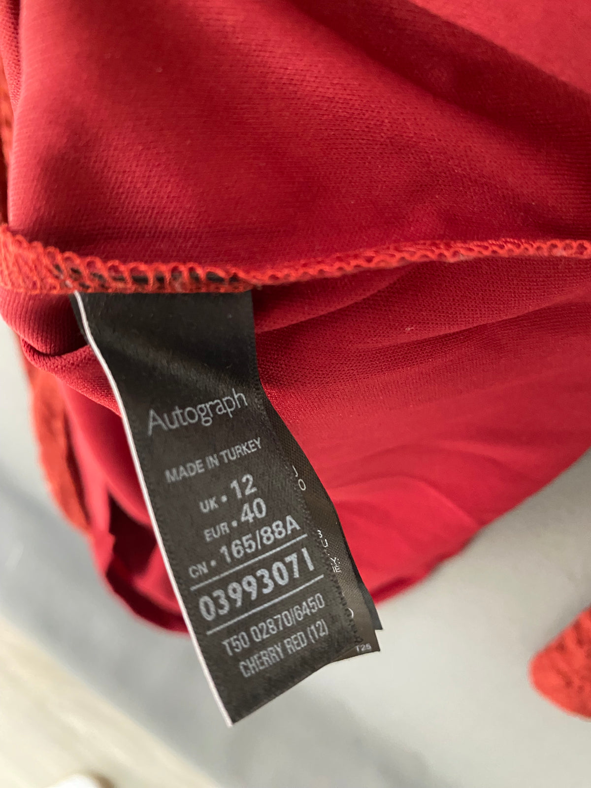 Robe en dentelle rouge brique à manches longues