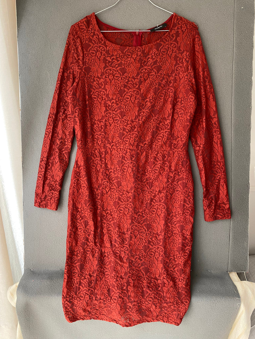 Robe en dentelle rouge brique à manches longues