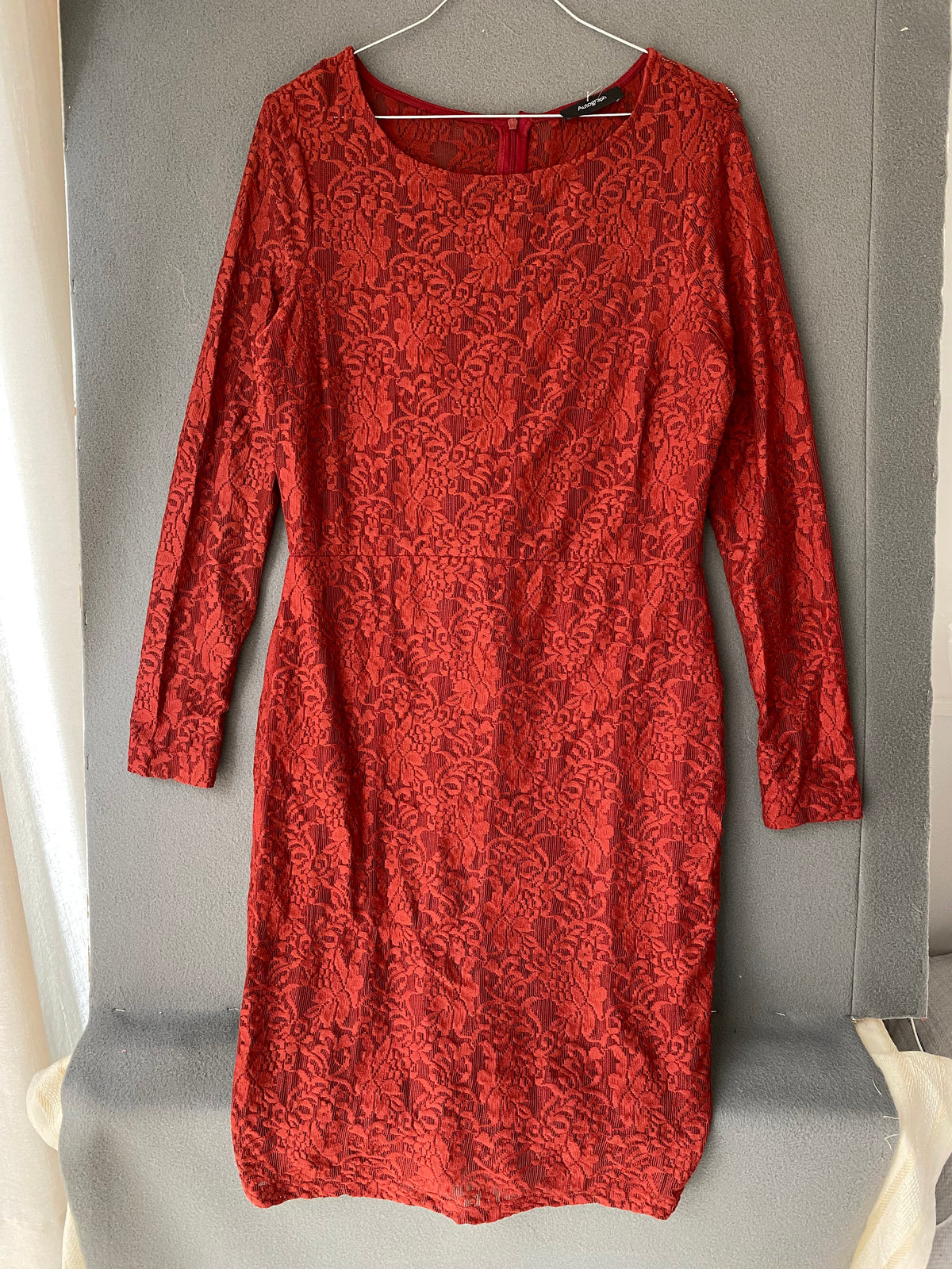 Robe en dentelle rouge brique à manches longues