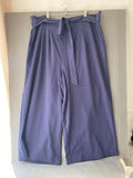 Pantalon large court bleu marine à ceinture