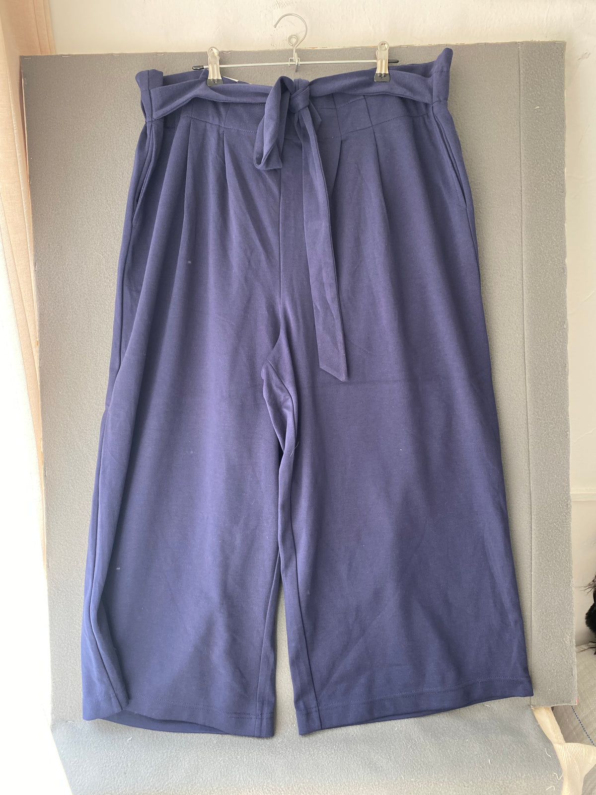 Pantalon large court bleu marine à ceinture