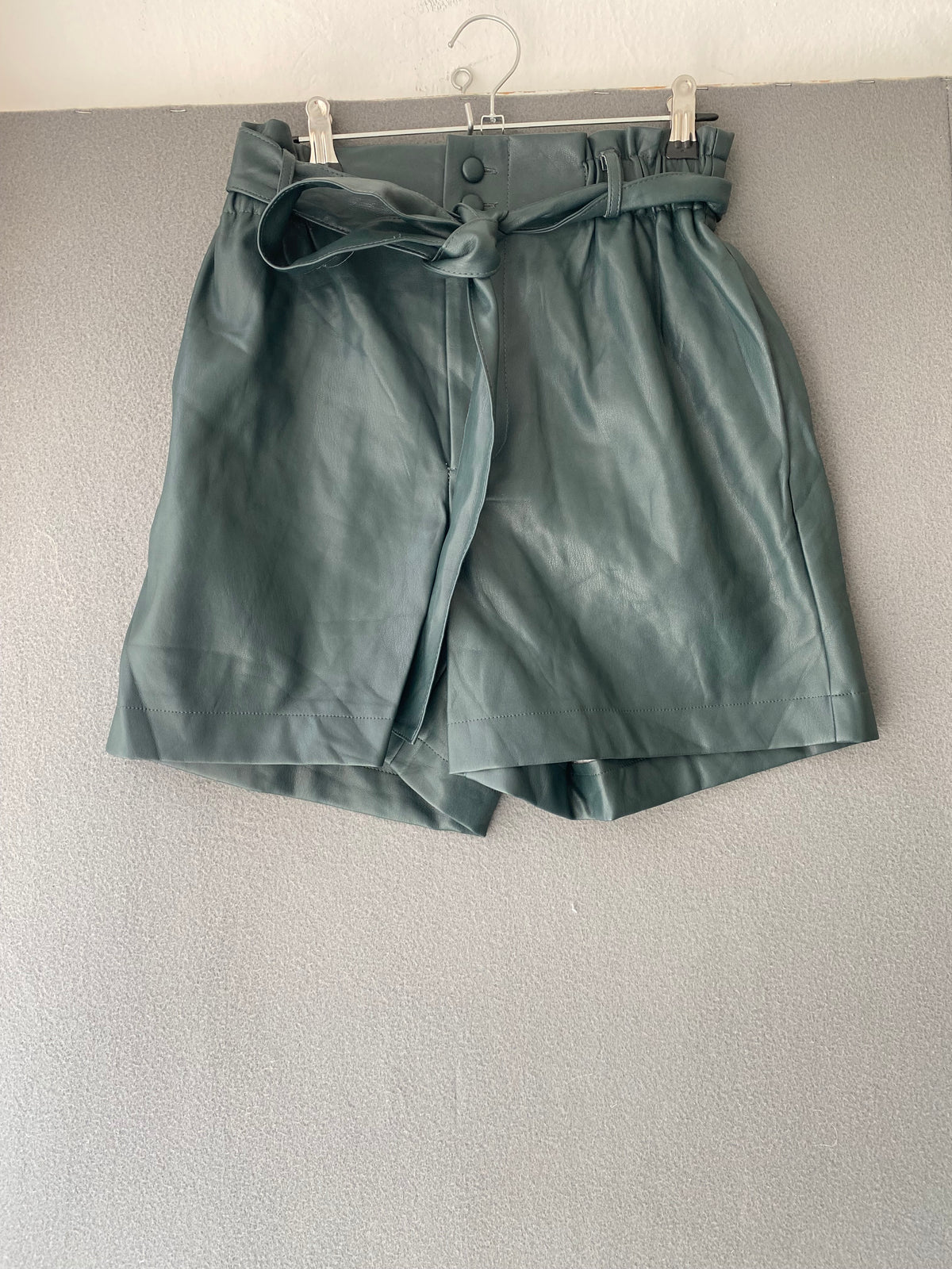 Short en simili cuir vert sapin ceinturé