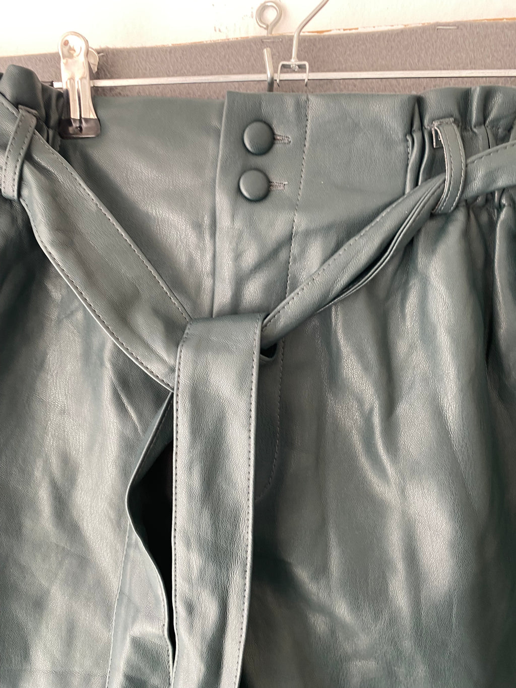 Short en simili cuir vert sapin ceinturé