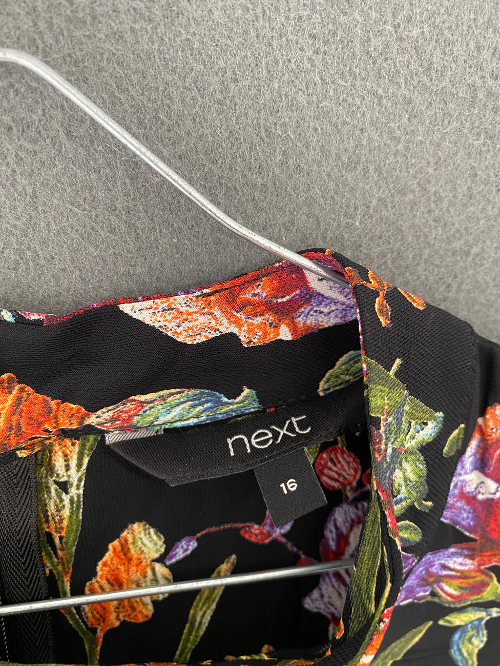 Blouse fleurie noire à volants