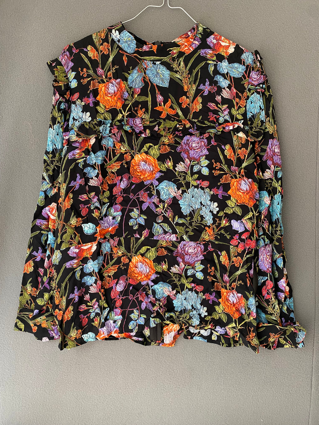 Blouse fleurie noire à volants