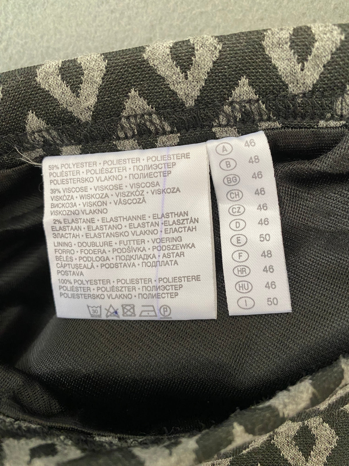 Jupe droite à motif losanges noir et gris