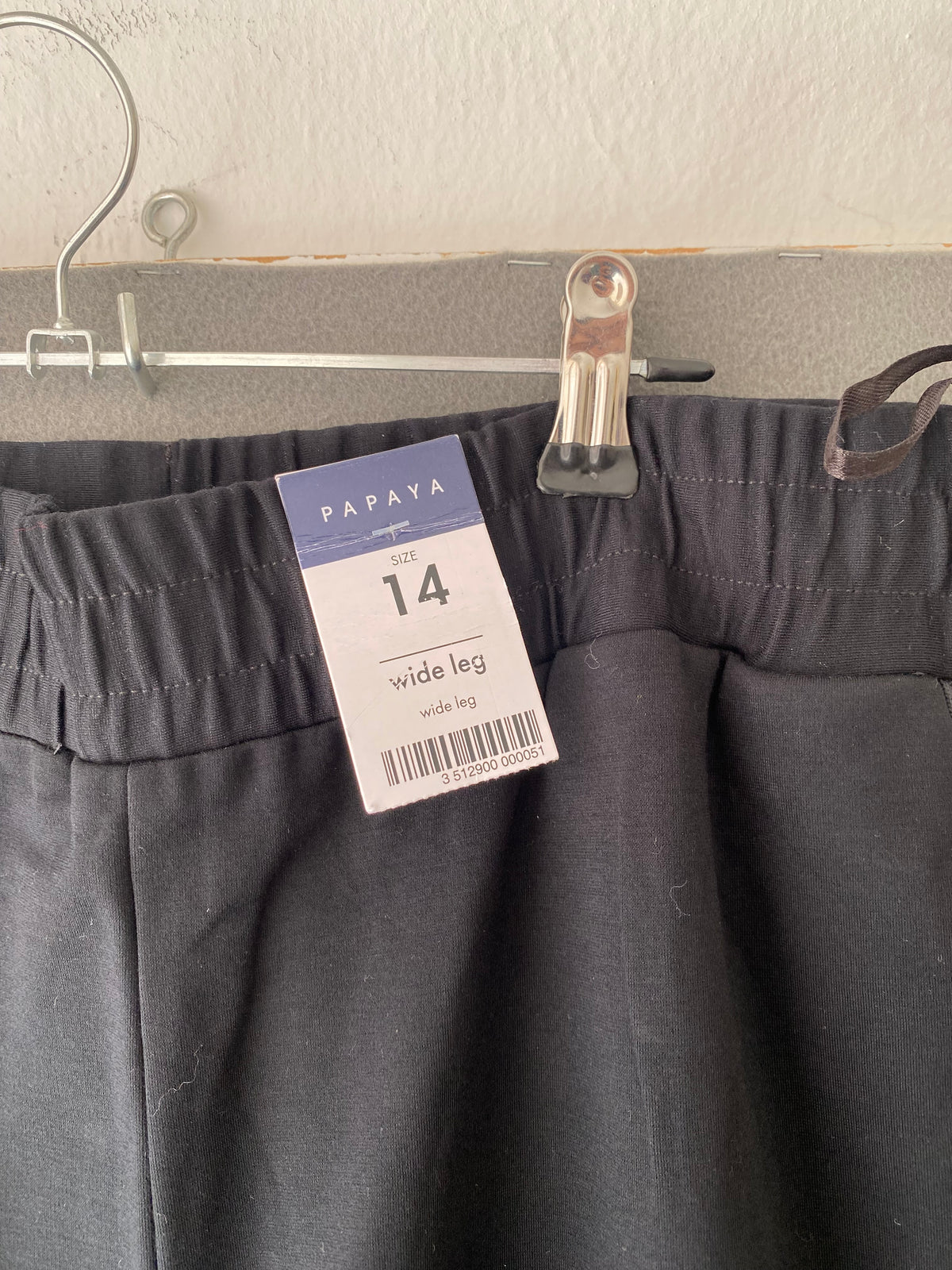 Pantalon large noir à bandes latérales blanches