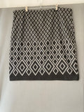 Jupe droite à motif losanges noir et gris