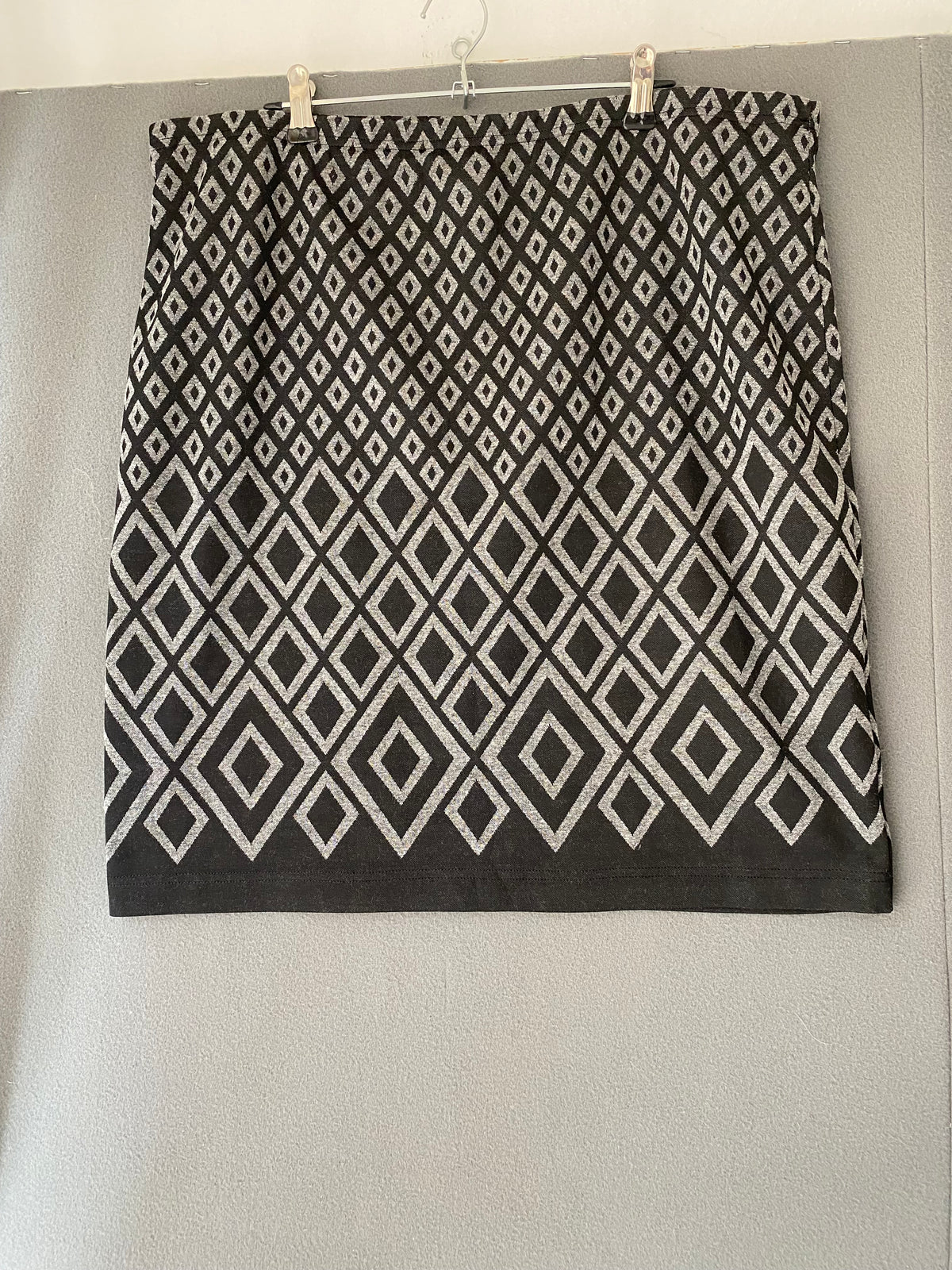Jupe droite à motif losanges noir et gris