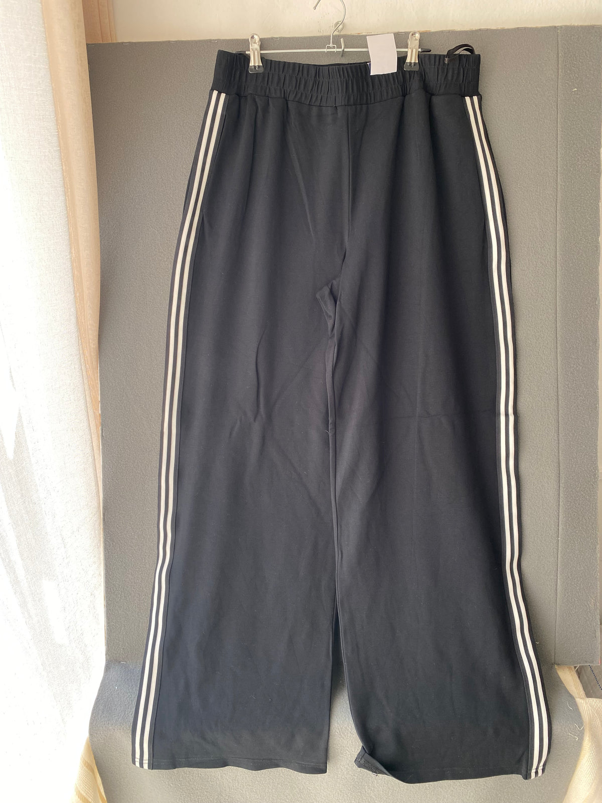 Pantalon large noir à bandes latérales blanches