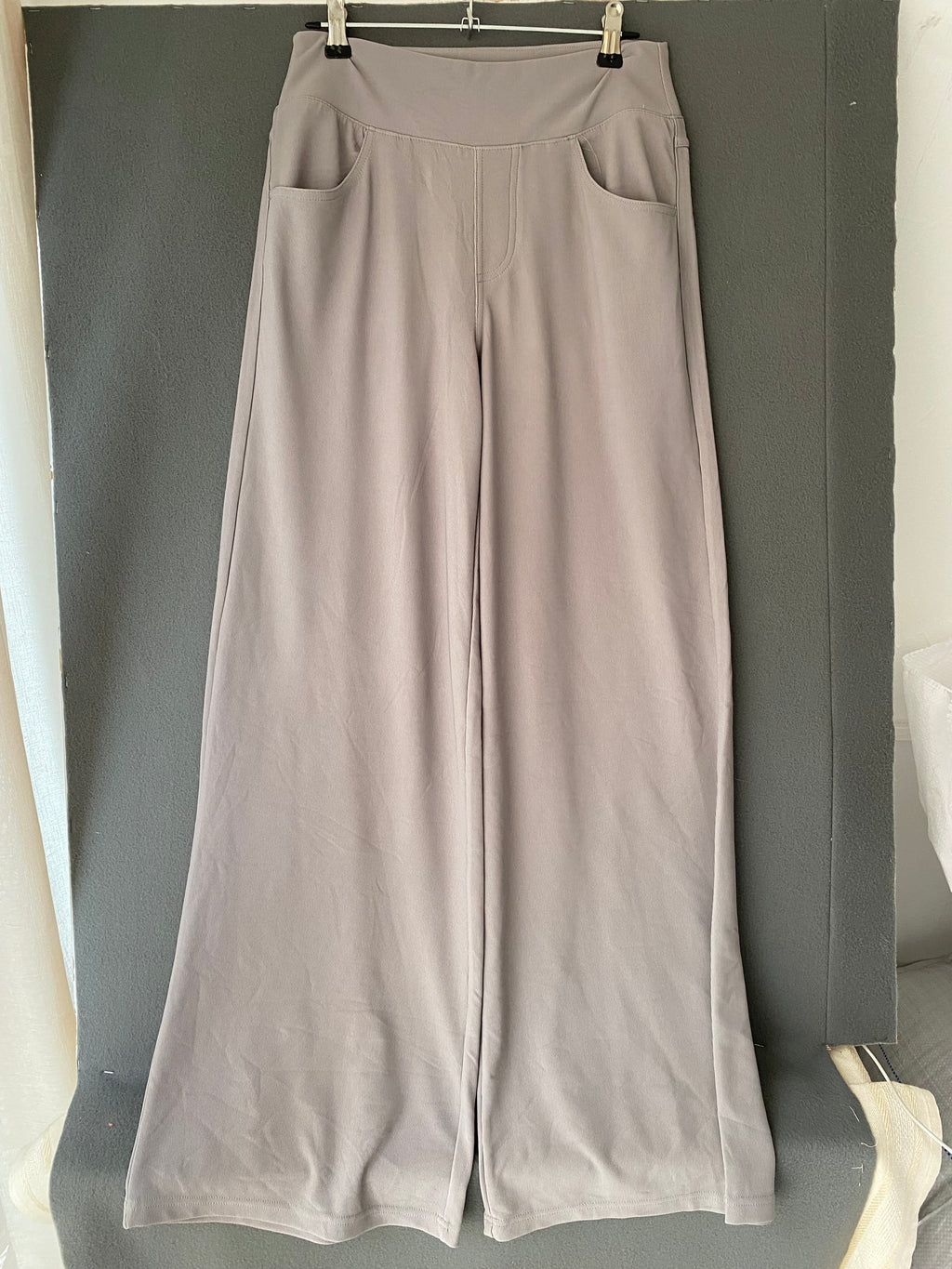 Pantalon large côtelé gris perle
