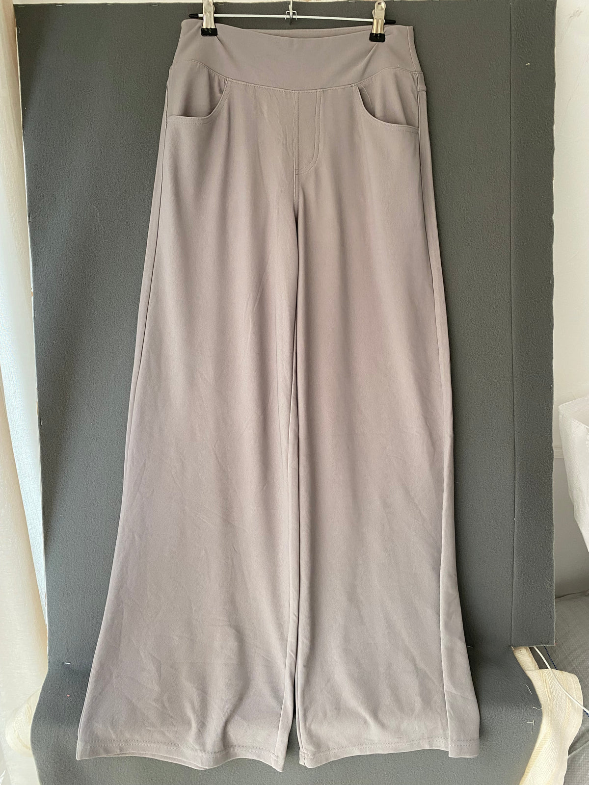 Pantalon large côtelé gris perle