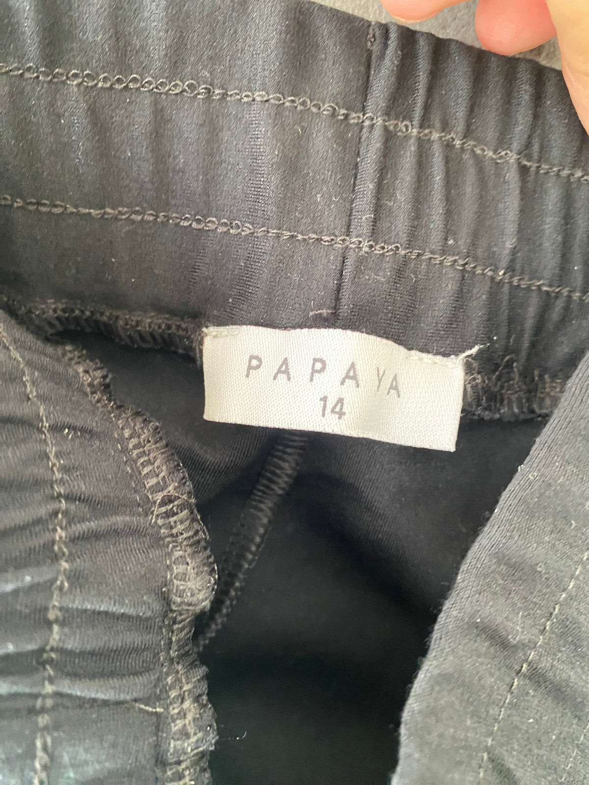 Pantalon large noir à bandes latérales blanches