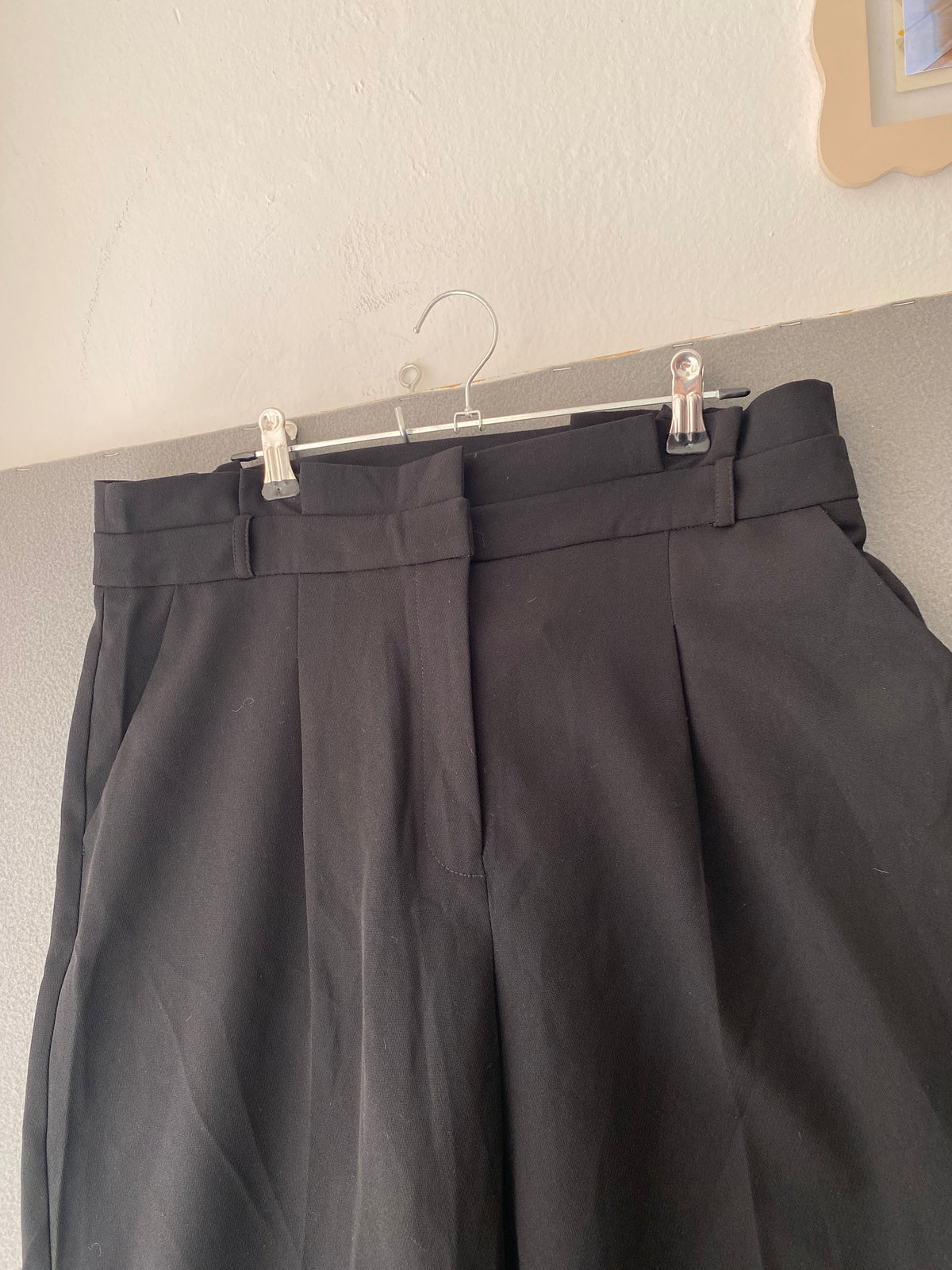 Pantalon carotte noir à pinces taille haute