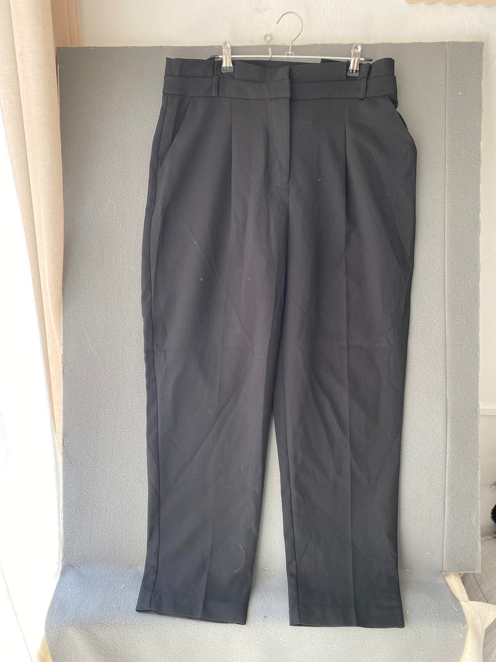 Pantalon carotte noir à pinces taille haute