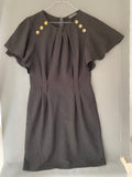 Robe noire à manches papillon et boutons dorés