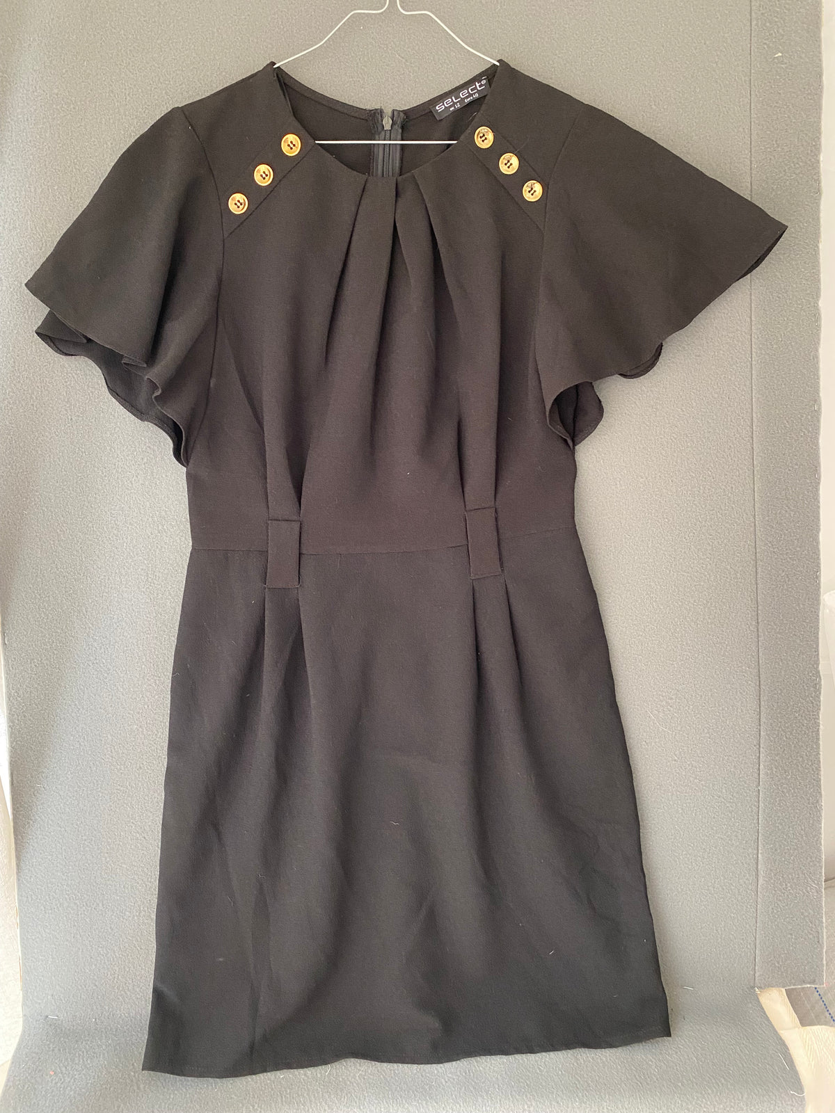 Robe noire à manches papillon et boutons dorés
