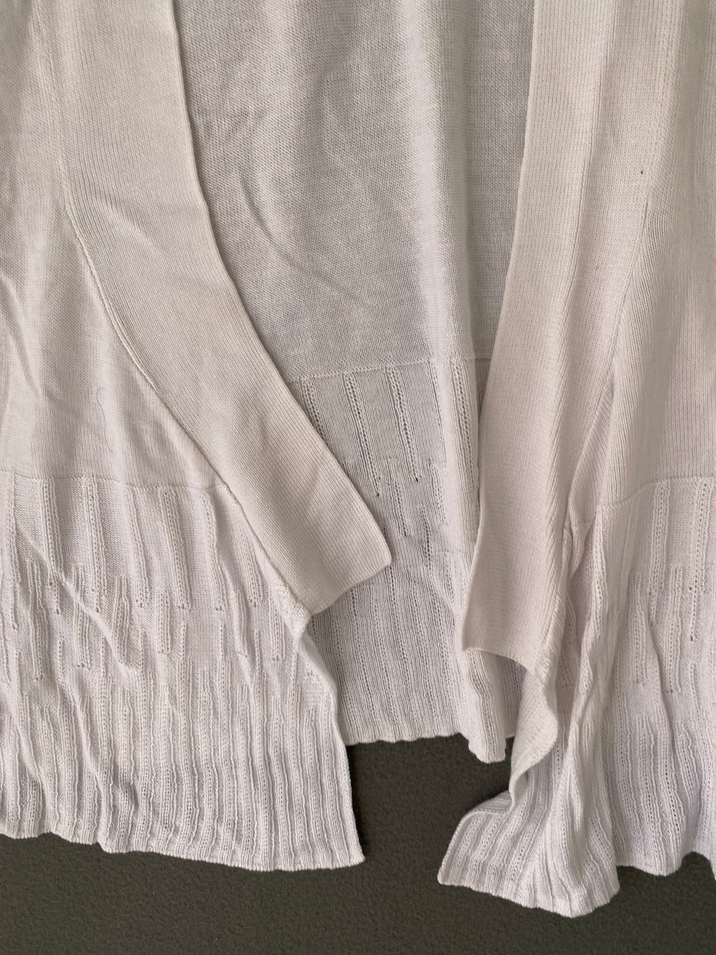 Pull cache-cœur blanc en maille fine