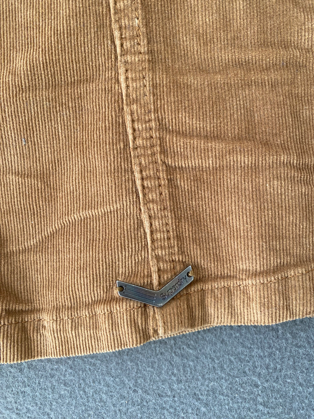 Mini-jupe en velours côtelé camel à boutons-pression